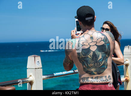 La gente del posto e i turisti in un momento di relax a Bondi, Spiaggia, Sydney, Australia. Foto Stock