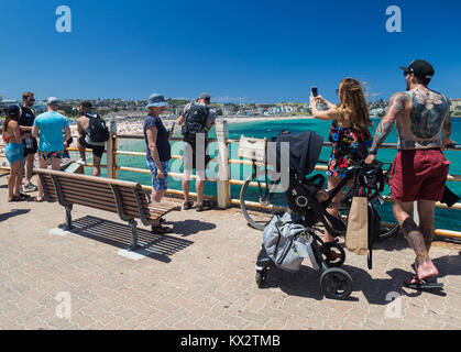 La gente del posto e i turisti in un momento di relax a Bondi, Spiaggia, Sydney, Australia. Foto Stock