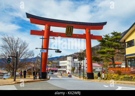 NIKKO, Giappone - 16 novembre 2015: massiccia torii gate del Santuario Futarasan nella parte anteriore del Lago Chuzenji in NIkko Foto Stock
