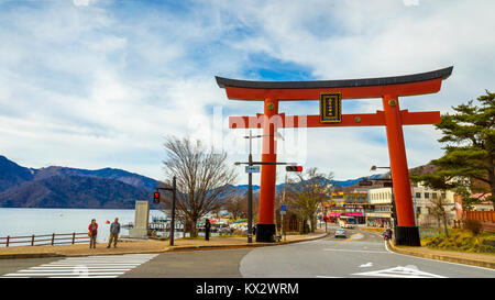 NIKKO, Giappone - 16 novembre 2015: massiccia torii gate del Santuario Futarasan nella parte anteriore del Lago Chuzenji in NIkko Foto Stock