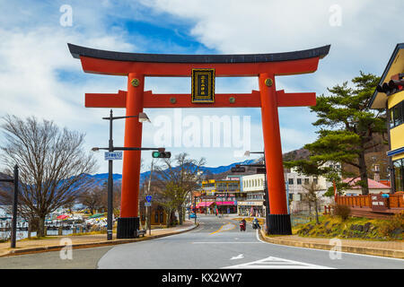 NIKKO, Giappone - 16 novembre 2015: massiccia torii gate del Santuario Futarasan nella parte anteriore del Lago Chuzenji in NIkko Foto Stock