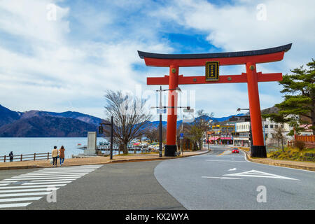 NIKKO, Giappone - 16 novembre 2015: massiccia torii gate del Santuario Futarasan nella parte anteriore del Lago Chuzenji in NIkko Foto Stock