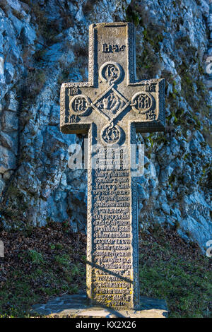 Bran, Romania - 19 Novembre 2016: Medievale croce di pietra con simboli religiosi all'ingresso della crusca o il Castello di Dracula in Transilvania, Romania. Foto Stock