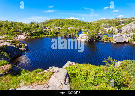 Lago vicino a Prekestolen, Norvegia. Prekestolen o pulpito Rock è una ripida scogliera che si eleva al di sopra del Lysefjord. Foto Stock