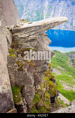 Trolltunga Troll o linguetta è una formazione rocciosa all'Hardangerfjord vicino a Odda città in Hordaland, Norvegia Foto Stock