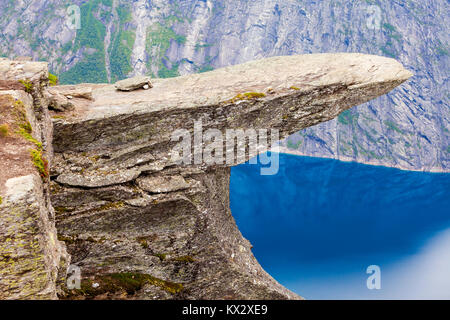 Trolltunga Troll o linguetta è una formazione rocciosa all'Hardangerfjord vicino a Odda città in Hordaland, Norvegia Foto Stock