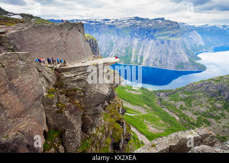 Trolltunga Troll o linguetta è una formazione rocciosa all'Hardangerfjord vicino a Odda città in Hordaland, Norvegia Foto Stock