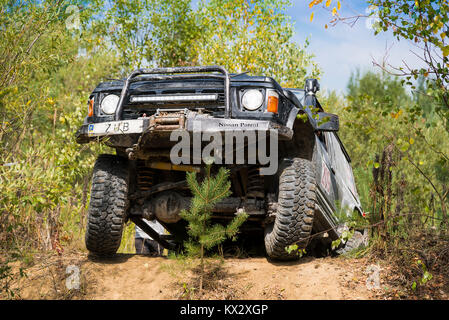 Lviv, Ucraina - Agosto 23, 2015: off-road marca veicolo Nissan vince la via della carriera di sabbia vicino alla città di Lviv, Ucraina. Foto Stock