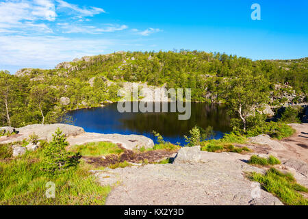 Lago vicino a Prekestolen, Norvegia. Prekestolen o pulpito Rock è una ripida scogliera che si eleva al di sopra del Lysefjord. Foto Stock