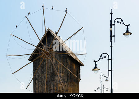 Vecchio mulino a vento di legno all'entrata di Nesebar, Bulgaria - uno dei più popolari e distinti edifici della città sulla riva del Mar Nero Foto Stock