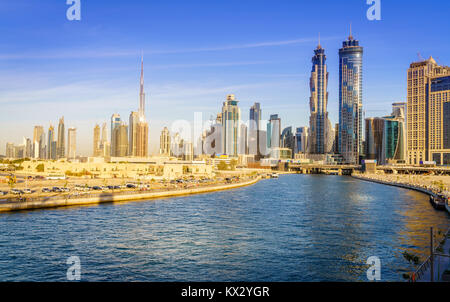 Vista panoramica sullo skyline di Dubai da Downtown Dubai Canal Foto Stock