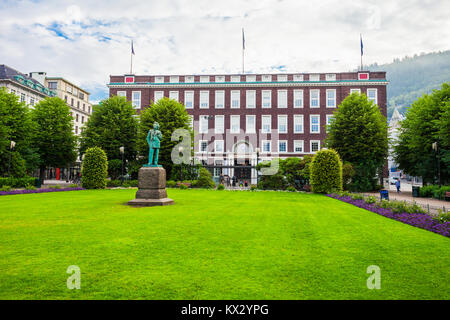 Edvard Grieg monumento e telegrafo edificio a Bergen dal centro città in Norvegia Foto Stock