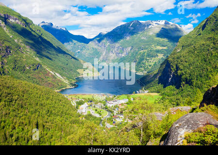 Il Geirangerfjord e il villaggio di Geiranger vista aerea dal punto di vista Flydalsjuvet, Norvegia Foto Stock
