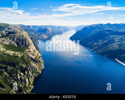 Antenna Lysefjord vista panoramica dalla cima della scogliera Prekestolen vicino a Stavanger. Prekestolen o pulpito Rock è una famosa attrazione turistica in N Foto Stock