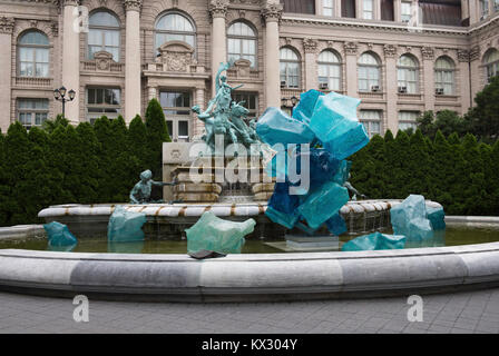 Dale Chihuly mostra a New York al Giardino Botanico, New York, NY, NY, agosto 12,2017. Blu cristalli Polyvitro al Lillian Goldman Fontana di Foto Stock