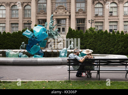 Dale Chihuly mostra a New York al Giardino Botanico, New York, NY, NY, agosto 12,2017. Blu cristalli Polyvitro al Lillian Goldman Fontana di Foto Stock