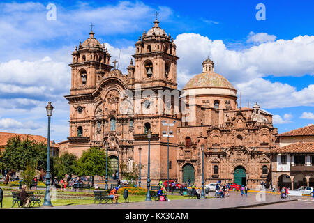 CUSCO, Perù - 24 Aprile 2017: Cusco, Perù - Plaza de Armas e la chiesa della Compagnia di Gesù. Foto Stock