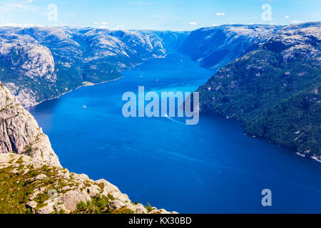 Antenna Lysefjord vista panoramica dalla cima della scogliera Prekestolen vicino a Stavanger. Prekestolen o pulpito Rock è una famosa attrazione turistica in N Foto Stock