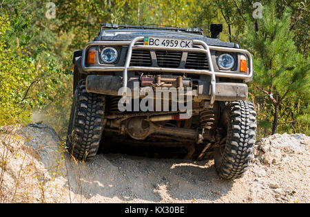 Lviv, Ucraina - Agosto 23, 2015: off-road marca veicolo Nissan vince la via della carriera di sabbia vicino alla città di Lviv, Ucraina. Foto Stock