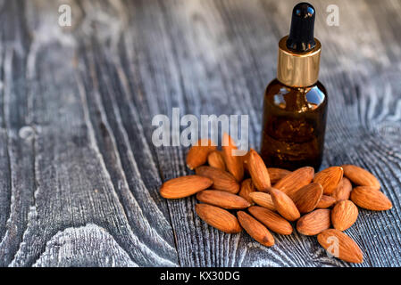 Olio di Mandorle dolci in un barattolo di vetro e kernel Foto Stock