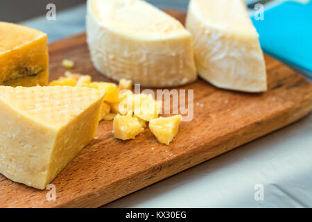 Close-up di formaggio di casa alla fiera di paese Foto Stock