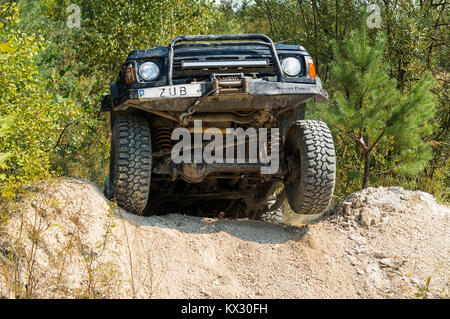 Lviv, Ucraina - Agosto 23, 2015: off-road marca veicolo Nissan vince la via della carriera di sabbia vicino alla città di Lviv, Ucraina. Foto Stock