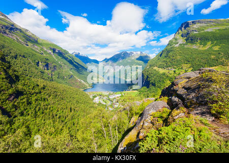 Il Geirangerfjord e il villaggio di Geiranger vista aerea dal punto di vista Flydalsjuvet, Norvegia Foto Stock