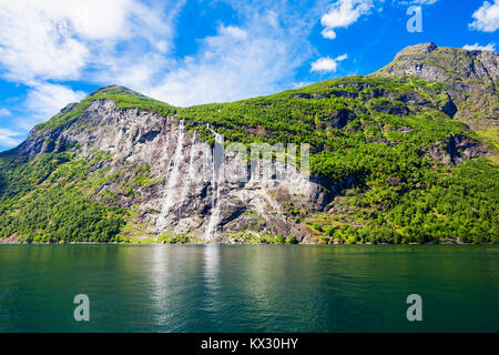 Le sette sorelle cascata di oltre il Geirangerfjord, situato nei pressi del villaggio di Geiranger, Norvegia Foto Stock