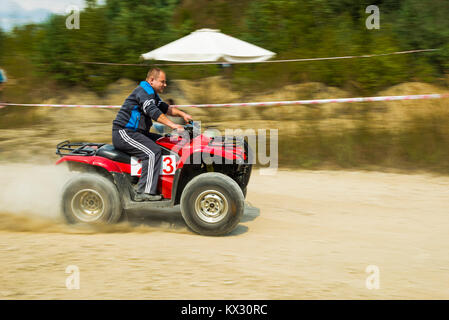 Lviv, Ucraina - Agosto 23, 2015: ATV vince la via della carriera di sabbia vicino alla città di Lviv, Ucraina. Foto Stock