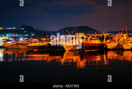 A BAIA - Pozzuoli - NAPOLI - ITALIA IL 25/09/2016 - Il piccolo vecchio porto di Baia in provincia di Napoli, di notte. Italia Foto Stock