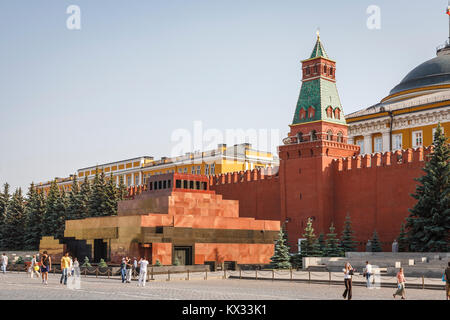 Comunista sovietico memorial: il Mausoleo di Lenin nella Piazza Rossa di Mosca, Russia contro le mura del Cremlino Foto Stock