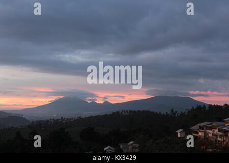 Bel tramonto dal Monte Moko, Bandung, Indonesia. a 1400 m. Con vento freddo e caldo la mente. Scattare alcune foto per il momento fortunato. Speriamo Foto Stock