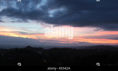 Bel tramonto dal Monte Moko, Bandung, Indonesia. a 1400 m. Con vento freddo e caldo la mente. Scattare alcune foto per il momento fortunato. Speriamo Foto Stock