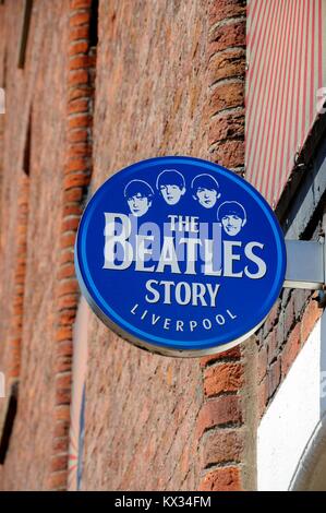 Segno sulla parte esterna del Beatles Story edificio ad Albert Dock, Liverpool, Merseyside England, Regno Unito, Europa occidentale. Foto Stock