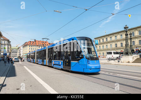 Monaco di Baviera, Germania - 29 Maggio 2016: un tram elettrico che passa intorno al Teatro Nazionale (Residenztheater) di Monaco di Baviera, Germania Foto Stock