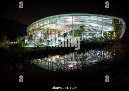 L'Aquadome presso il Center Parcs resort in Woburn illuminata di notte. Foto Stock