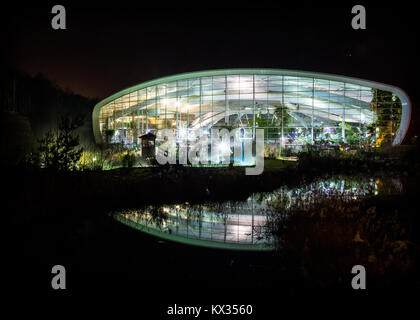 L'Aquadome presso il Center Parcs resort in Woburn illuminata di notte. Foto Stock