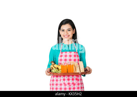 1 Adulto Lady casalinga vaschetta di contenimento di alimenti che serve la colazione del mattino Foto Stock