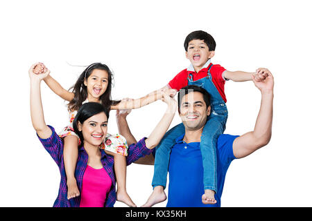 La famiglia felice i genitori il trasporto di bambini su spalle divertimento allegro godere Foto Stock
