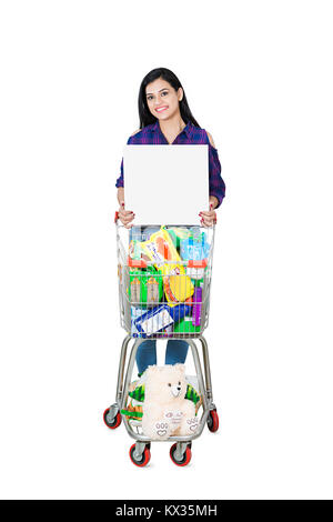 Giovani femmine carrello pieno di Grocerie Holding Message-Board bianco Foto Stock