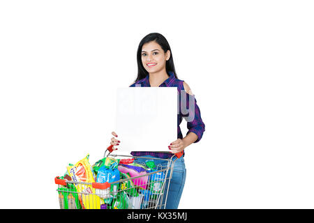 Giovani femmine azienda lavagna vuota per lo shopping di Cart-Full Grocerie Foto Stock