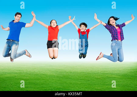 Close-up di carrello pieno di shopping nel negozio di alimentari supermercato Foto Stock