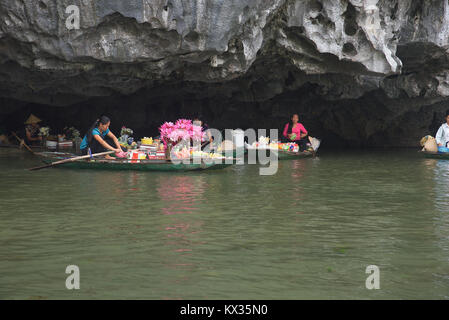 La vendita di beni o il Tam Coc fiume,Vietnam. Foto Stock