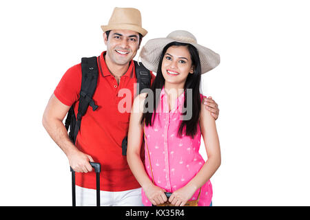 Felice Married-Couple con la valigia di andare sulla luna di miele Vacanza Vacanze Foto Stock