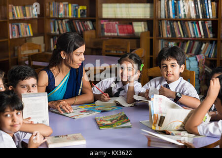 Indian School per bambini e maestro che insegna Prenota studiare in biblioteca