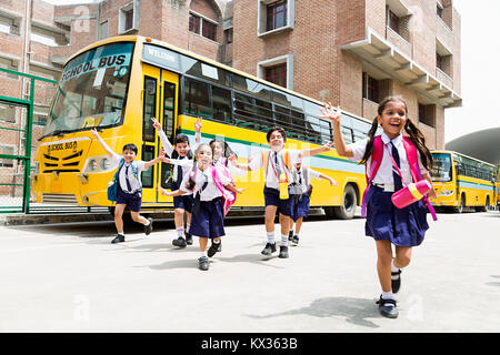 Gruppo indiano Kids scuola gli studenti eseguono lasciando avendo divertimento allegro Foto Stock