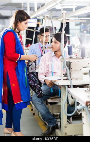 2 Cari Lavoratori collega tailors in piedi compresi fabbrica di cucitura Foto Stock