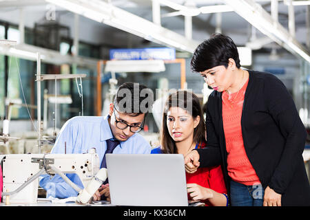 Lavoratori Sarti uomo, donne con il collega indumenti di lavoro in fabbrica di cucitura Foto Stock