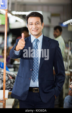 1 Uomo Boss in fabbrica con i lavoratori sarto s lavorare in fabbrica Foto Stock