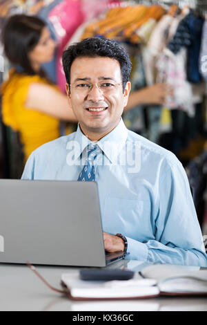 1 maschio Business Manager di lavoro portatile nel negozio Boutique Foto Stock